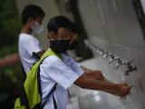 Los estudiantes utilizan una estación de lavado de manos en la Escuela Primaria San Juan en la ciudad de San Juan, Metro Manila, Filipinas, 22 de agosto de 2022.