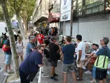 Aficionados del Rayo Vallecano haciendo cola para sacar sus abonos.