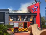 11 dotaciones de Bomberos trabajan en apagar un incendio en un centro comercial de Las Rozas