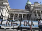 Concentración para escuchar un mensaje de Cristina Fernández en la puerta del Congreso de la Nación en Buenos Aires.