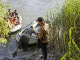 Migrantes cruzan el Río Grande.