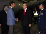La Cancillería de Colombia del ministro de relaciones exteriores de Colombia, Álvaro Leyva, saludando al jefe del Gobierno español, Pedro Sánchez, a su llegada hoy, a Bogotá.