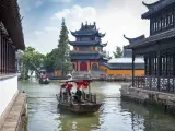 La aldea acuática de Zhujiajiao está repleta de canales, puentes y antiguas casas y castillos construidos durante la dinastía Ming.