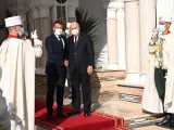 El presidente argelino Abdelmadjid Tebboune recibe a Emmanuel Macron en el palacio presidencial de Argelia.
