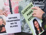 Detalle de una pancarta que reza 'Esther, Traspinedo no te olvida' durante una concentración ciudadana en su recuerdo
