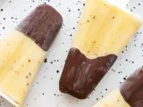 Helado de kiwi con cobertura de chocolate