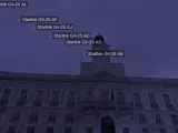 Recreación del paso de los satélites de Starlink por la Puerta del Sol de Madrid, la noche del 26 de agosto de 2022.