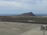 Momento en el que el avión de Ryanair es remolcado tras quedar bloqueado en una pista al abortar su despegue en el aeropuerto de Tenerife Sur.