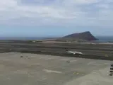 Despejada la pista del aeropuerto Tenerife Sur tras su bloqueo por el aborto de un despegue
