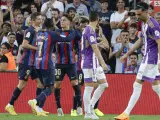 El delantero polaco del FC Barcelona Robert Lewandowski celebra su gol ante el Valladolid.