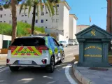 Vehículo de la Policía Local a la entrada de la Comandancia de la Guardia Civil de Algeciras.