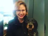 La profesora de arte Ximena Apisdorf junto a su perro Tirso.
