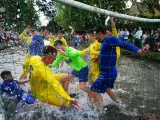 F&uacute;tbol pasado por agua: un equipo ingl&eacute;s celebra un hilarante partido con un r&iacute;o como terreno de juego