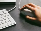 Aunque los ordenadores portátiles ya suelen tener un ratón incorporado, los expertos recomiendan usar uno separado del teclado. Así, la postura a la hora de usarlo es más correcta y cómoda.