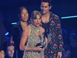 Taylor Swift recibe uno de los premios.