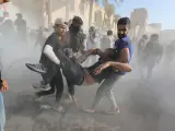 Partidarios de al-Sadr ayudan a los manifestantes heridos durante los enfrentamientos con las fuerzas antidisturbios cerca de la oficina del primer ministro, en Bagdad, el 29 de agosto de 2022.