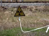 Símbolo de radiación en la zona de exclusión junto a la central nuclear de Chernóbil
