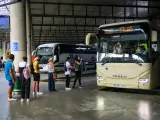 Varios pasajeros esperan para coger un autobús metropolitano en Sevilla.