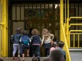 Padres y alumnos a las puertas del CEIP Umandi, en Vitoria-Gasteiz, País Vasco (España).