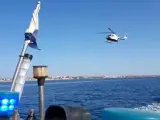 Un helicóptero de Murcia se incorpora a rastreos por aguas de Torrevieja en busca de más cuerpos de la patera
