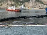Las autoridades gibraltareñas han colocado una barrera flotante para tratar de evitar que el fueloil se extienda.