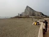 Gibraltar asiste a un buque granelero tras colisionar con otro barco en una maniobra en la Playa de levante de la Línea de la Concepción.