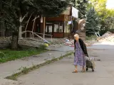 Una mujer pasea por las calles bombardeadas de Mykolaiv