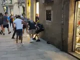 Apuñalan y roban a un turista en el barrio de El Raval de Barcelona.