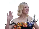 Con un precioso corsé de terciopelo negro bordado con flores multicolores, Cate Blanchett fue la estrella de la noche. Su corte de pelo resalta sus facciones y, además, crea el equilibrio perfecto para el cargado escote. El sencillo maquillaje de la actriz remata un 'beauty look' perfecto para ella.