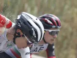 Juan Ayuso se refresca durante la duodécima etapa de la Vuelta.