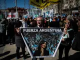 Un seguidor de Cristina Fernández muestra un cartel de apoyo a la política.