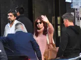 La vicepresidenta de Argentina, Cristina Fernández de Kirchner, saluda a sus simpatizantes al salir de su residencia custodiada por un dispositivo de seguridad.