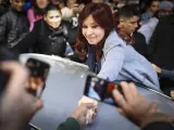 La vicepresidenta de Argentina, Cristina Fernández de Kirchner, saluda a sus simpatizantes en el exterior de su domicilio en Buenos Aires.