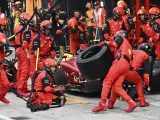 Un mecánico de Ferrari carga la rueda trasera izquierda de Sainz en una parada catastrófica del equipo durante el GP de Países Bajos.