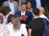 El presidente del Gobierno, Pedro Sánchez, recibe a 50 ciudadanos en la Moncloa.