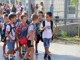 Alumnos de la Escola Dolors Martí de Igualada (Barcelona) este lunes, en el primer día del curso escolar 2022-2023 en Cataluña.