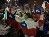 Adherentes de la opción "rechazo" celebran el resultado del plebiscito constitucional, el 4 de septiembre de 2022 en Santiago (Chile).