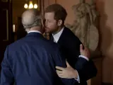 El príncipe Harry besa a su padre, Carlos de Inglaterra.
