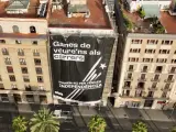 Pancarta gigante de la ANC colgada en un edificio del Paseo Colón