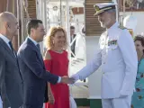 Felipe VI saluda a Juanma Moreno en el buque Juan Sebasti&aacute;n Elcano.