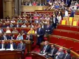 imagen de archivo de los diputados de Ciudadanos, PSC y PPC abandonan sus escaños en el Parlament, dejando banderas de España y de Cataluña.