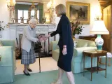 La reina Isabel saluda a Liz Truss en Balmoral.