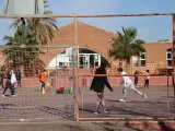 Alumnos del instituto de Secundaria Camí de Mar de Calafell (Tarragona) jugando en el patio.