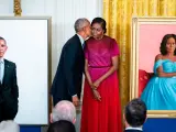 El expresidente de EE UU Barack Obama besa a su esposa, Michelle Obama, durante la ceremonia en la que fueron relevados los retratos oficiales de ambos en la Casa Blanca.