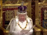 Es el final de una &eacute;poca. Isabel II fallece a los 96 a&ntilde;os en su residencia de Balmoral. despu&eacute;s de que sus m&eacute;dicos expresaran a trav&eacute;s de un comunicado oficial, su preocupaci&oacute;n por el delicado estado de salud de Su Majestad. Sus hijos no tardaron en desplazarse hasta el Castillo escoc&eacute;s, donde la reina permanec&iacute;a en observaci&oacute;n. El &uacute;ltimo evento en que se mostr&oacute; p&uacute;blicamente fue recibiendo a Liz Truss como primera ministra, en la que ya se pod&iacute;a ver en sus manos el preocupante estado de salud de la Reina. Los brit&aacute;nicos, consternados, guardar&aacute;n luto oficial. El funeral de la reina se celebrar&aacute; en la Abad&iacute;a de Westminster y sus restos ser&aacute;n enterrados en la capilla de San Jorge del Palacio de Windsor junto a su marido, el duque de Edimburgo y sus padres. La Reina Isabel ha ocupado el trono en Inglaterra durante siete d&eacute;cadas, m&aacute;s que cualquier otra mujer setenta a&ntilde;os en los que se ha convertido en un icono en todo el mundo.