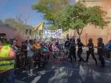 Cargas en la protesta de taxistas en Sevilla