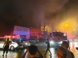 Bomberos trabajan para extinguir el incendio declarado en el karaoke An Phú, en la ciudad de Thuan An (Vietnam).