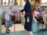 Detalle de la mancha en la mano de la reina Isabel II en su reunión con Truss.