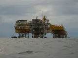 Imagen de la plataforma petrolera Attaka, frente a la costa de Kalimantan Oriental, Indonesia.
