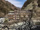 El hotel Nishiyama Onsen Keiunkan está rodeado de montañas.